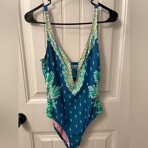 Size 4, Lilly Pulitzer one piece, no “bra” padding.